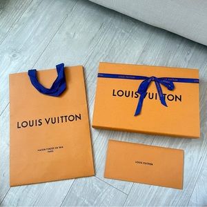 Louis Vuitton gift box set with bag ribbon envelope. Magnetic closure.